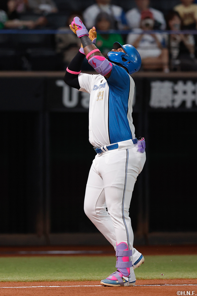 1回表、センターへ2ランを放つレイエス選手03