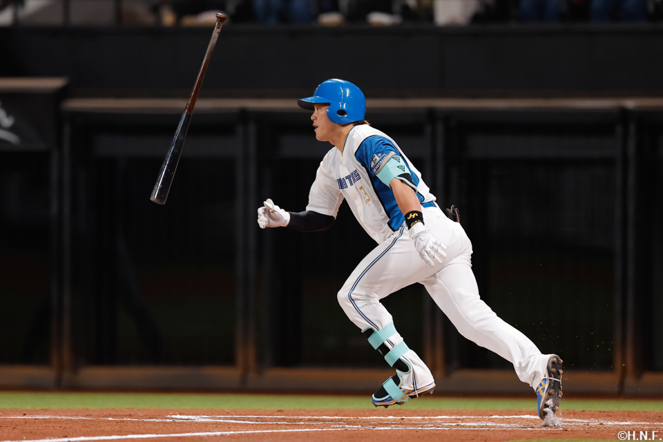 2回裏、センターへヒットを放つ伏見選手