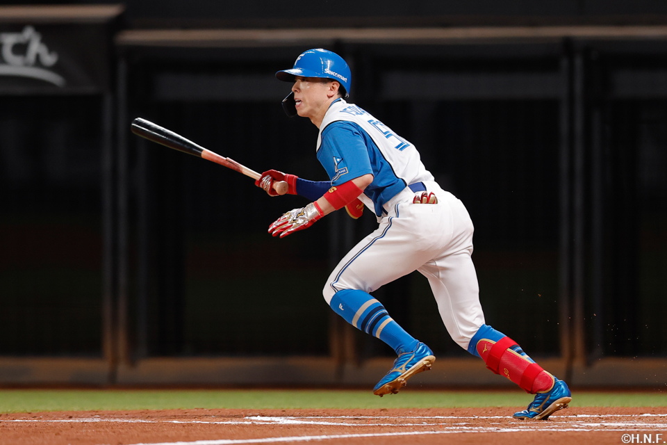 2回裏、センターへ適時打を放つ五十幡選手
