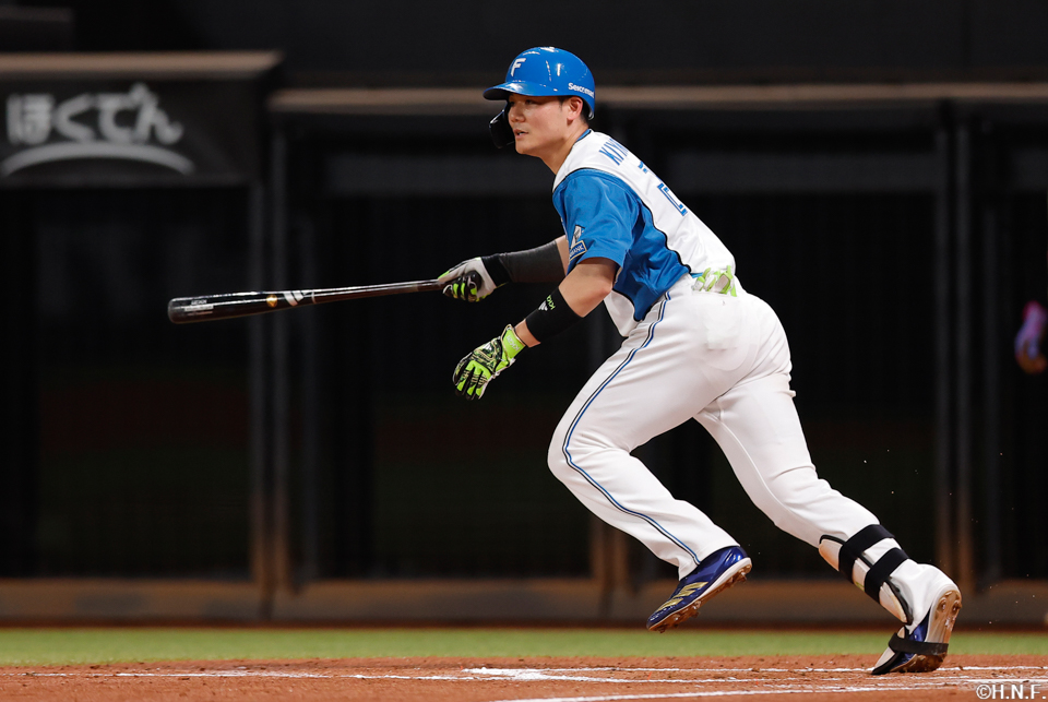 3回裏、センターへ二塁打を放つ清宮選手