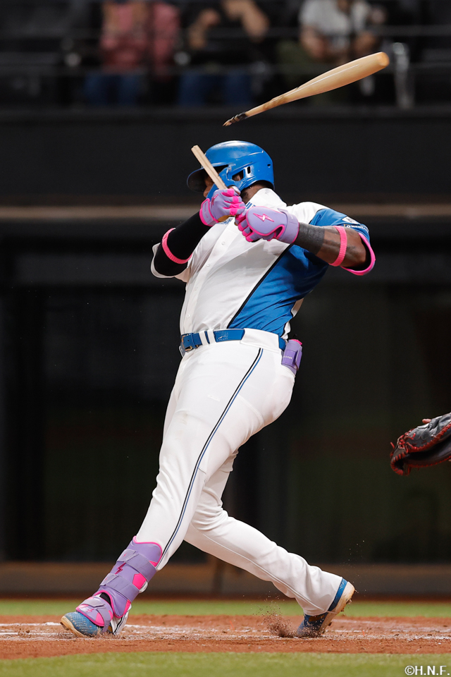 3回裏、レフトへ適時打を放つレイエス選手01