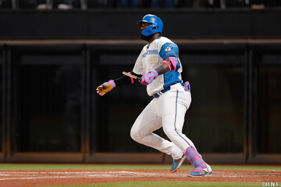 3回裏、レフトへ適時打を放つレイエス選手02