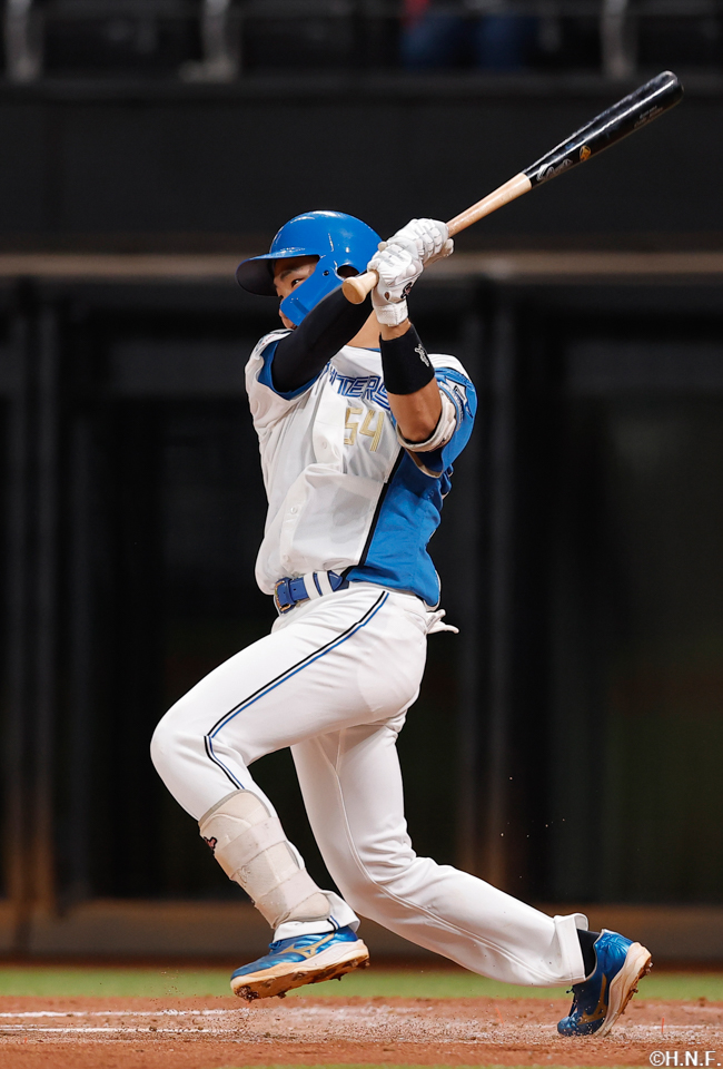 4回裏、センターへヒットを放つ山縣選手