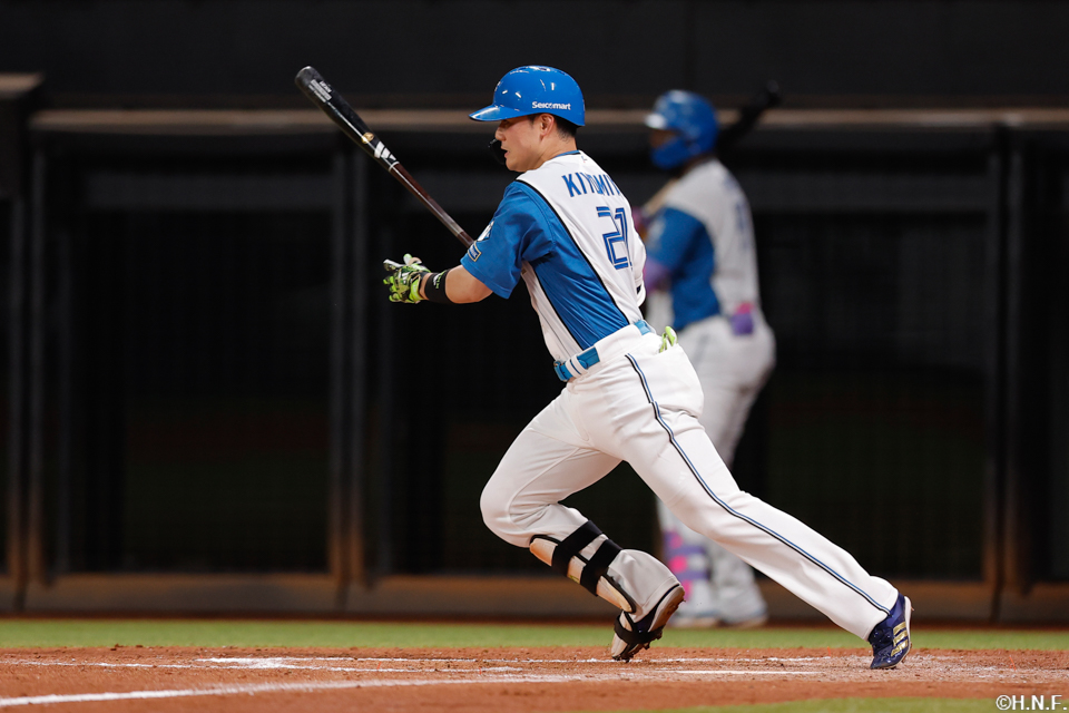 4回裏、ライトへ適時打を放つ清宮選手