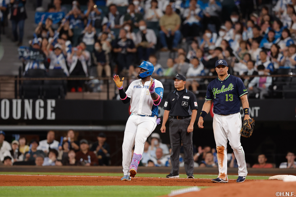 4回裏、センターへ適時打を放ったレイエス選手