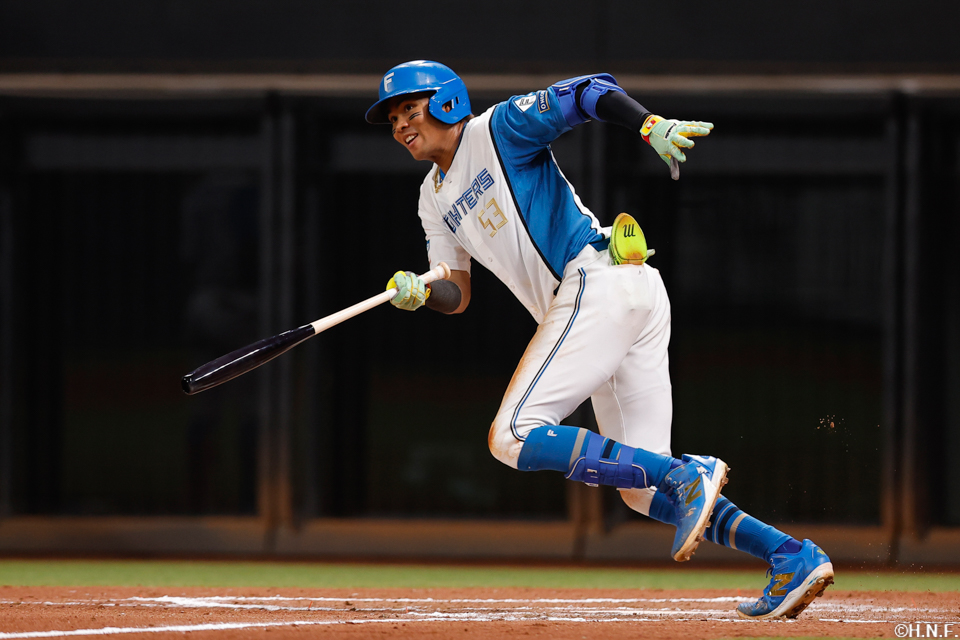 5回裏、ライトへ適時打を放つ水谷選手02