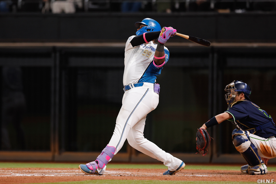 8回裏、ライトへ二塁打を放つレイエス選手