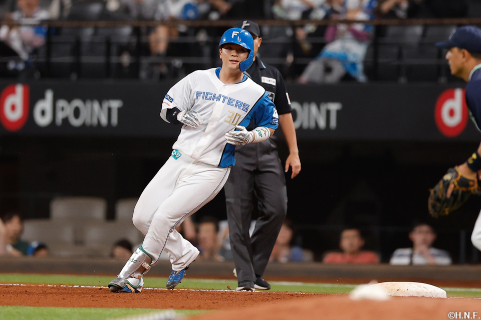 8回裏、ライトへ適時打を放った郡司選手