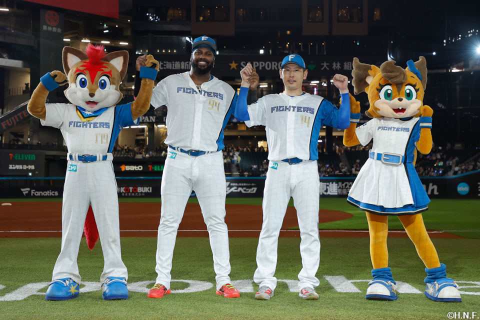 ヒーローのレイエス選手と加藤貴投手