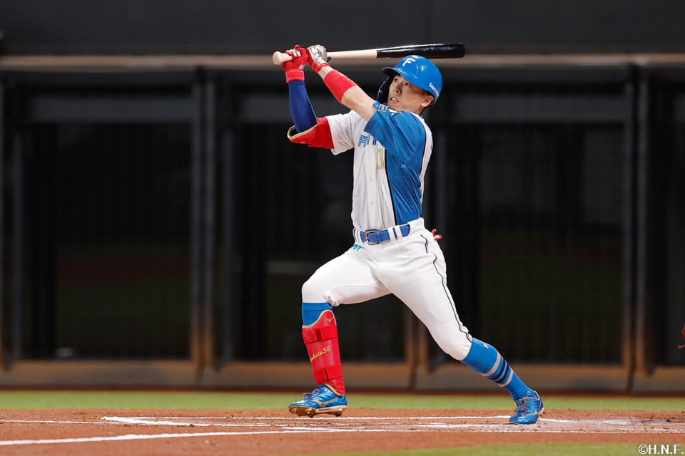 1回裏、センターへ三塁打を放つ五十幡選手01