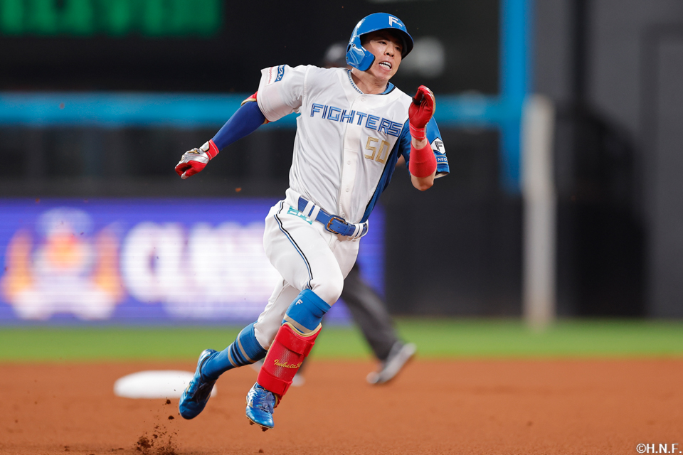 1回裏、センターへ三塁打を放つ五十幡選手02