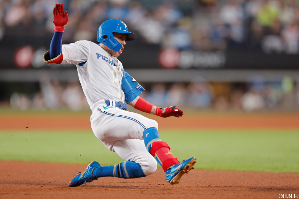 1回裏、センターへ三塁打を放つ五十幡選手03