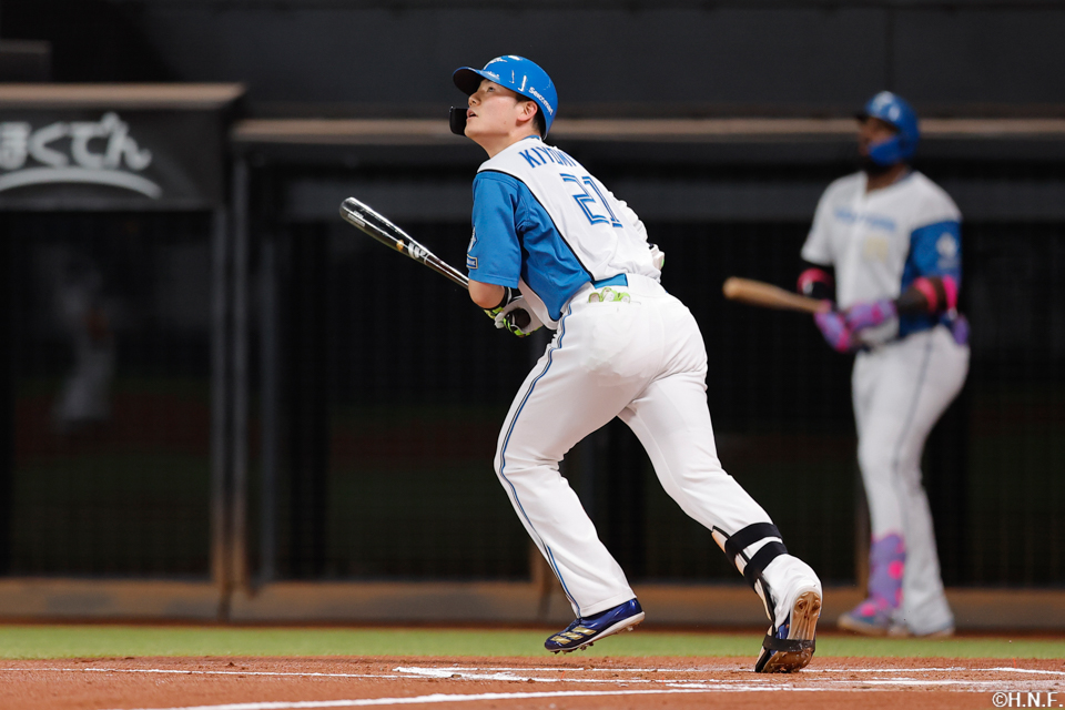 1回裏、同点の犠飛を放つ清宮選手