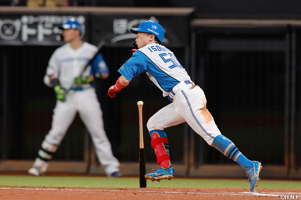 3回裏、ライトへヒットを放つ五十幡選手
