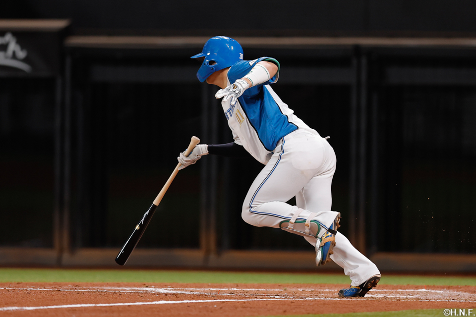 4回裏、ライトへヒットを放つ郡司選手