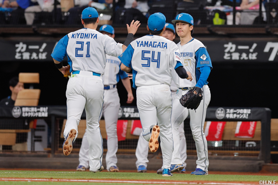 5回表を抑えた北山投手と清宮選手、山縣選手