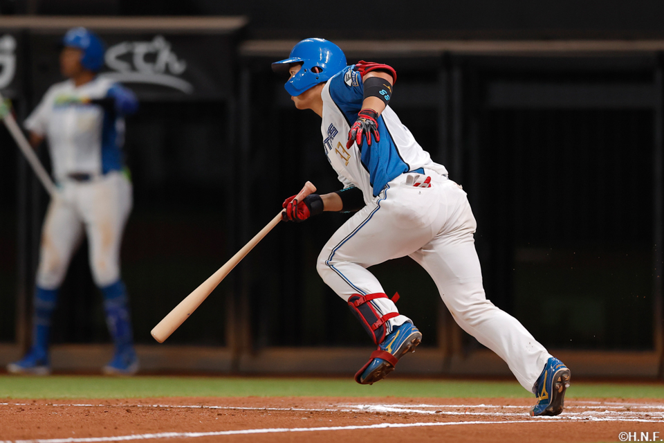 7回裏、プロ初安打を放つ進藤選手01