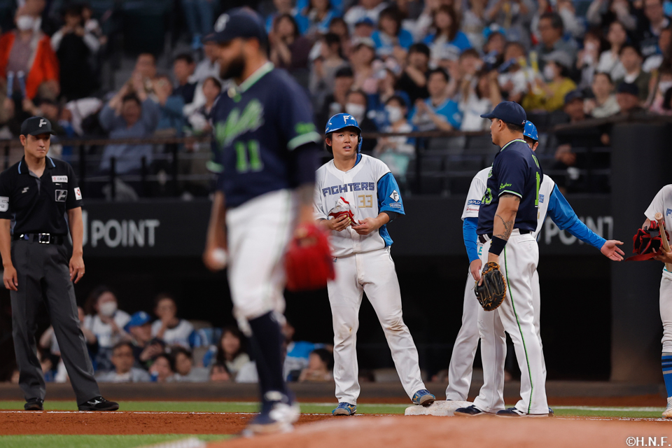 7回裏、プロ初安打を放つ進藤選手02