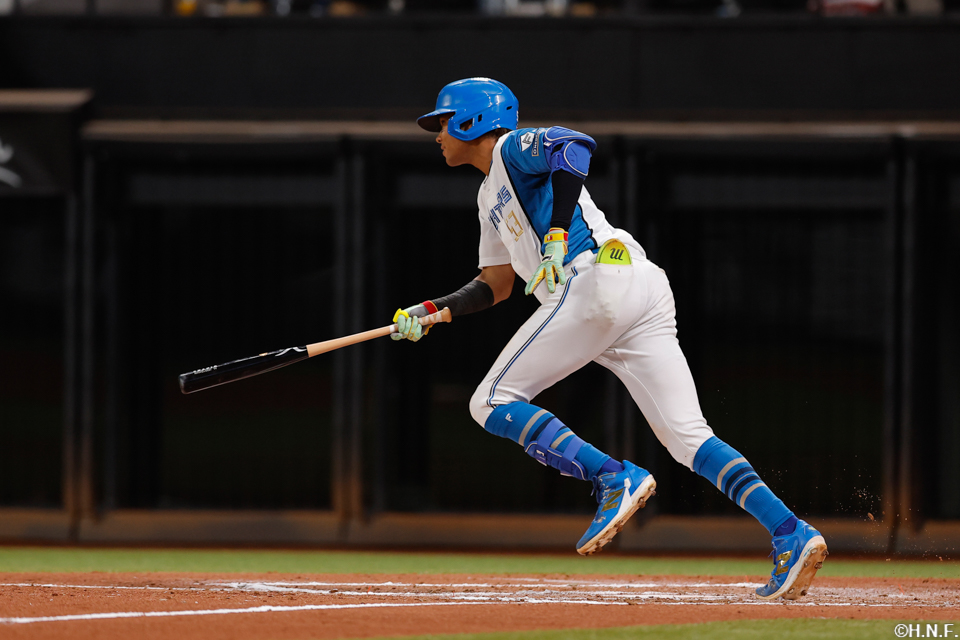 7回裏、ライトへヒットを放つ水谷選手