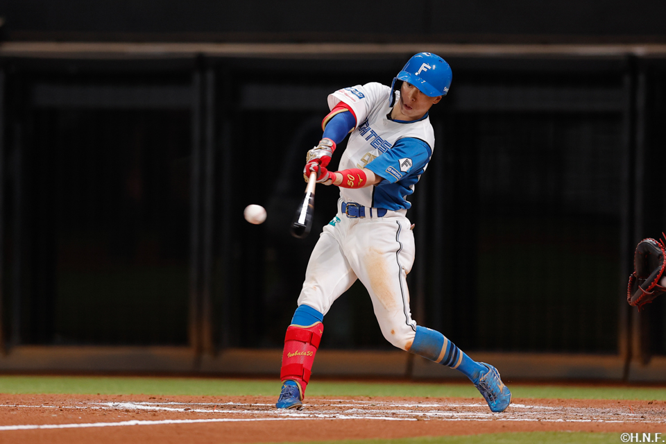 7回裏、2点適時三塁打を放つ五十幡選手