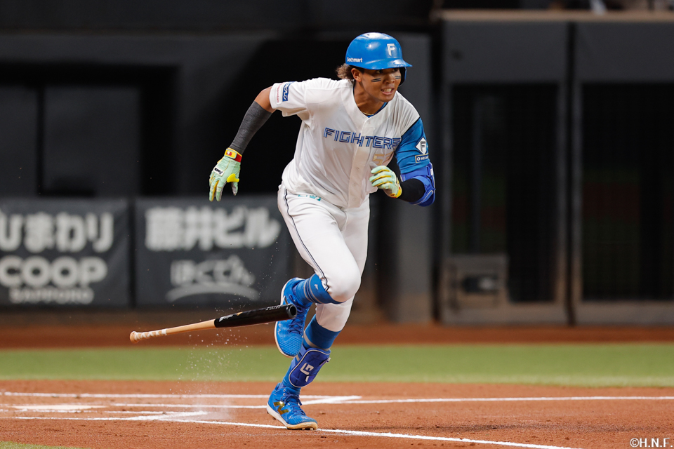 1回裏、ライトへヒットを放つ水谷選手