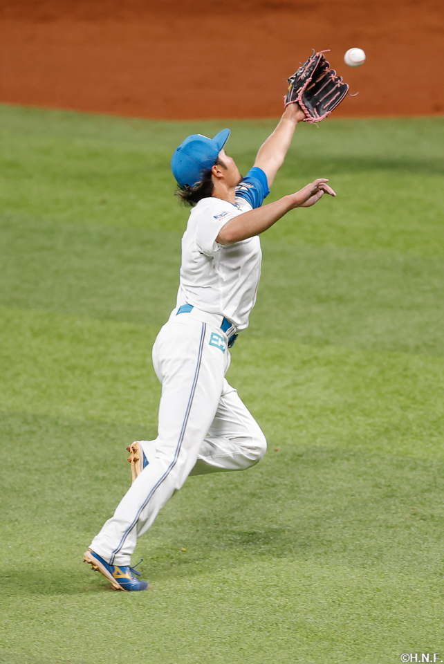 2回表、併殺を完成させる伊藤投手