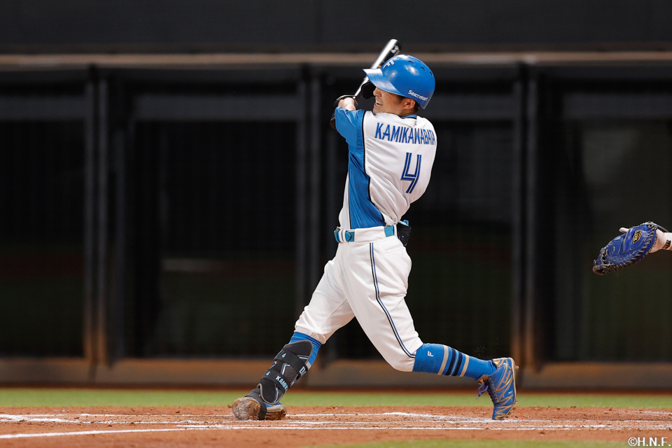 2回裏、ライトへヒットを放つ上川畑選手