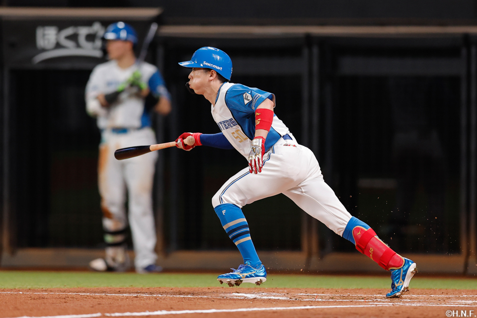 3回裏、ライトへヒットを放つ五十幡選手