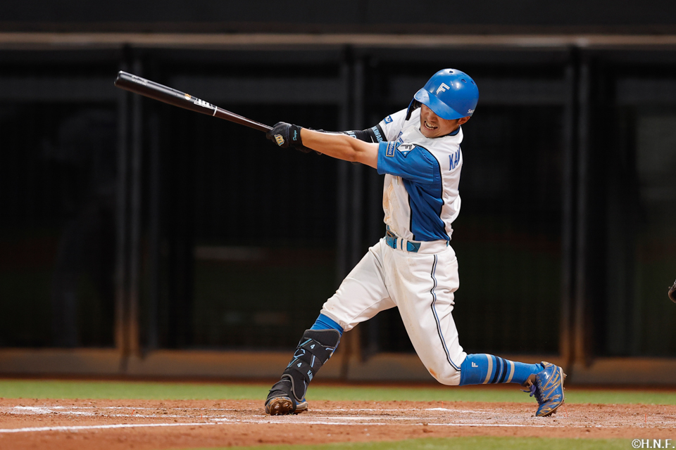 5回裏、ライトへヒットを放つ上川畑選手