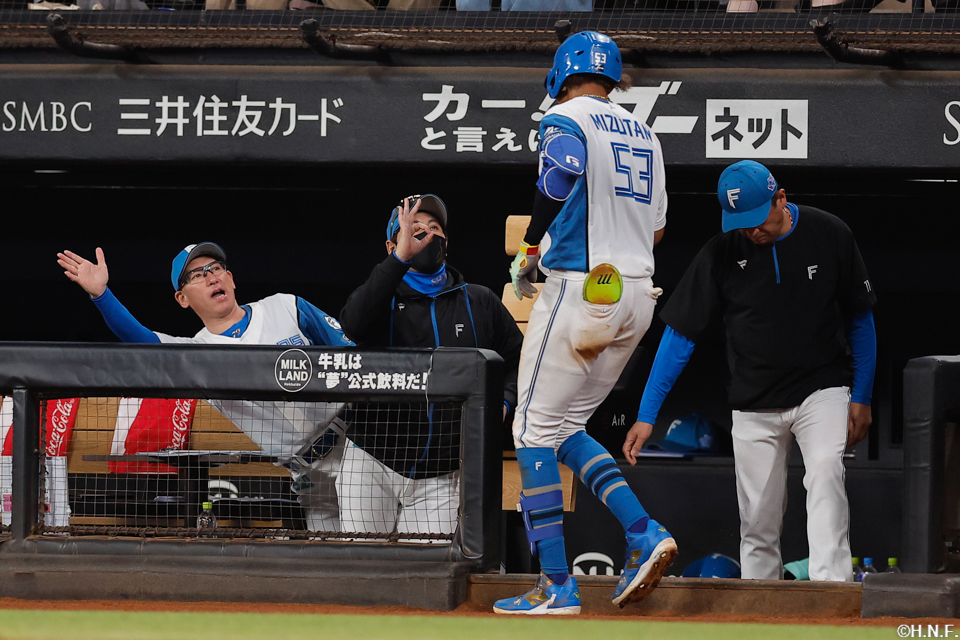 6回裏、ライトへ本塁打を放つ水谷選手03