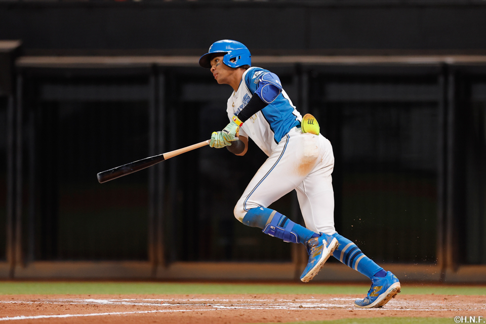 8回裏、センターへヒットを放つ水谷選手
