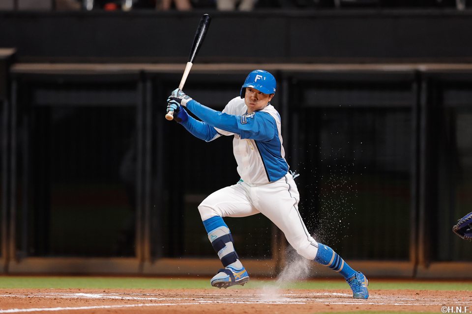 9回裏、内野安打を放つ中島卓選手