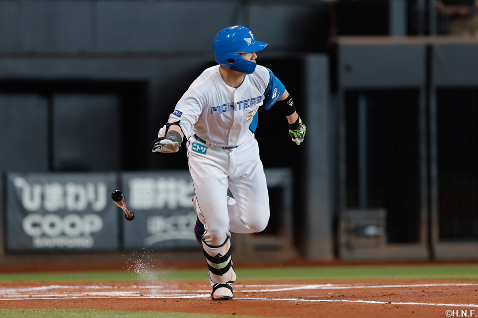 1回裏、センターへヒットを放つ清宮選手