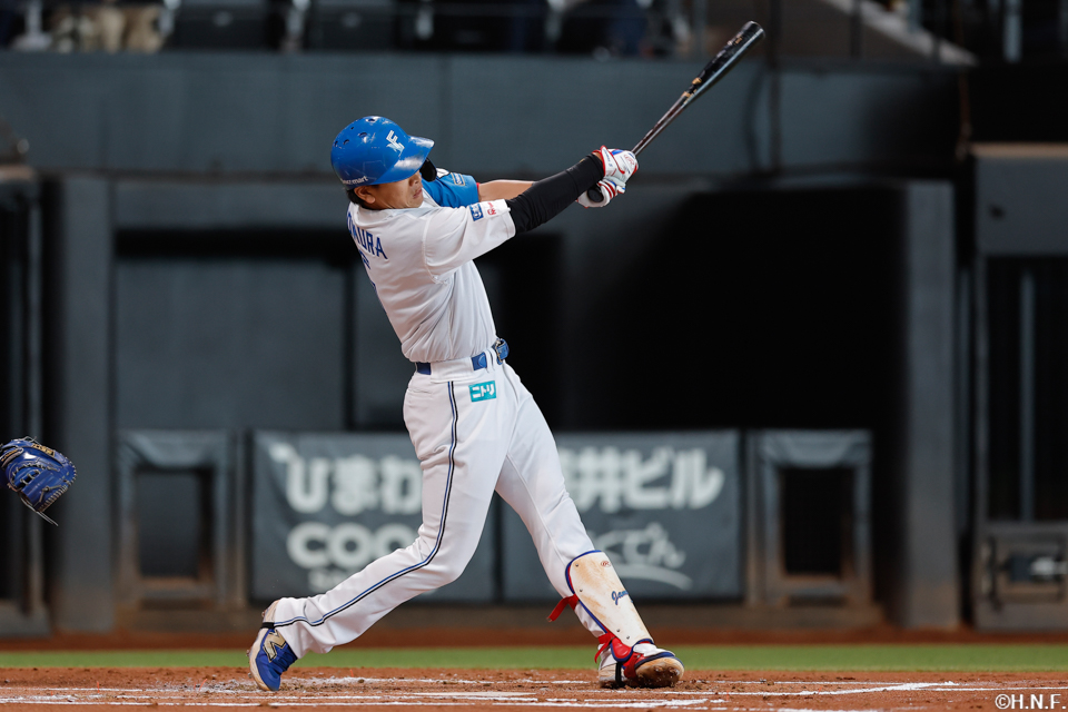 2回裏、レフトへ先制の本塁打を放つ野村選手01