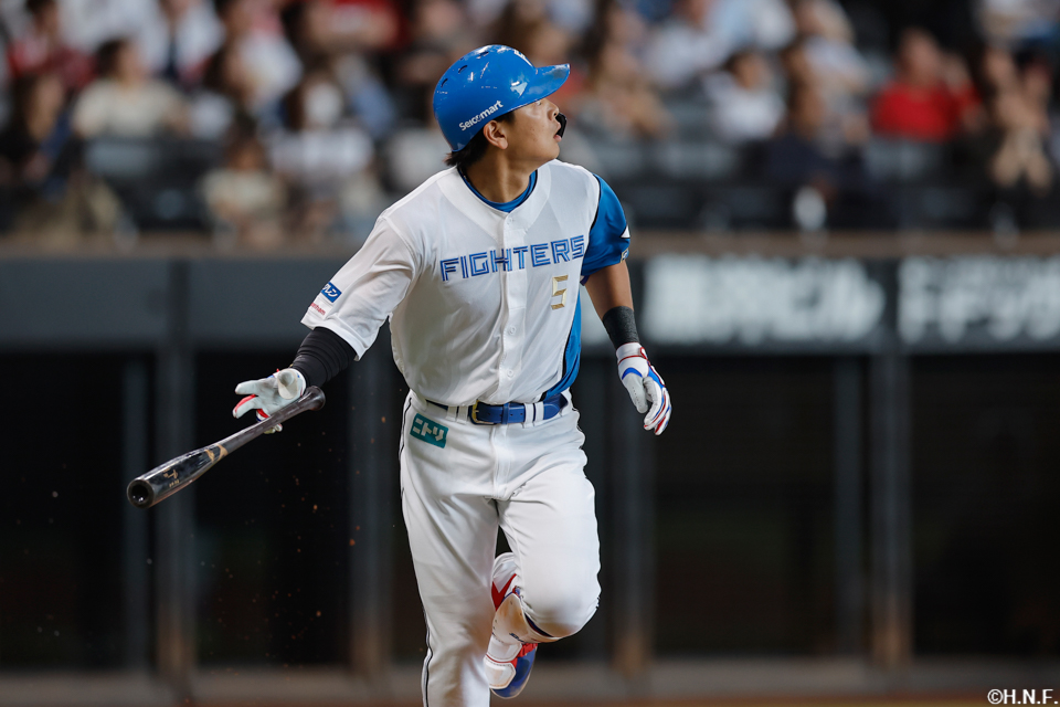 2回裏、レフトへ先制の本塁打を放つ野村選手02