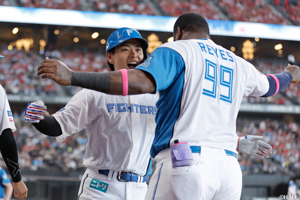 2回裏、レフトへ先制の本塁打を放つ野村選手03