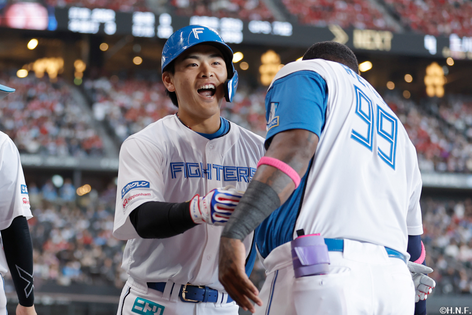 2回裏、レフトへ先制の本塁打を放つ野村選手04