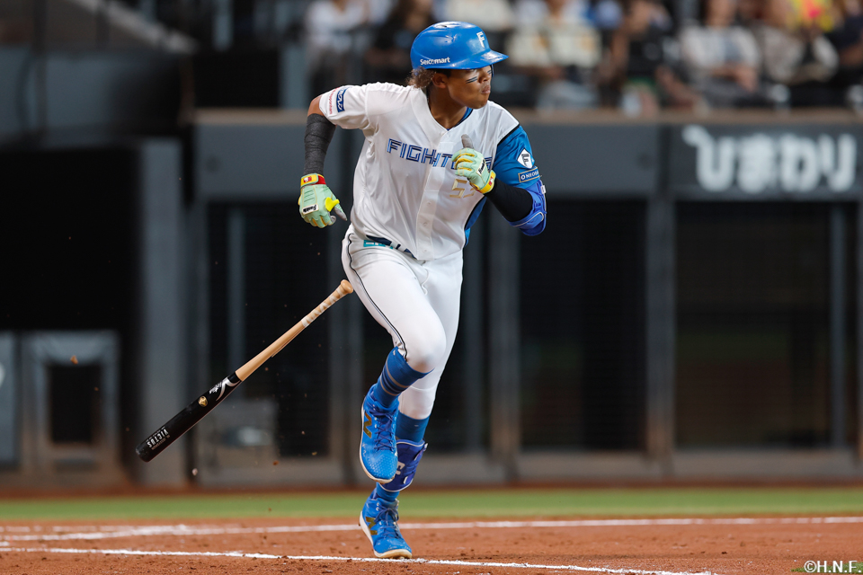 3回裏、センターへヒットを放つ水谷選手