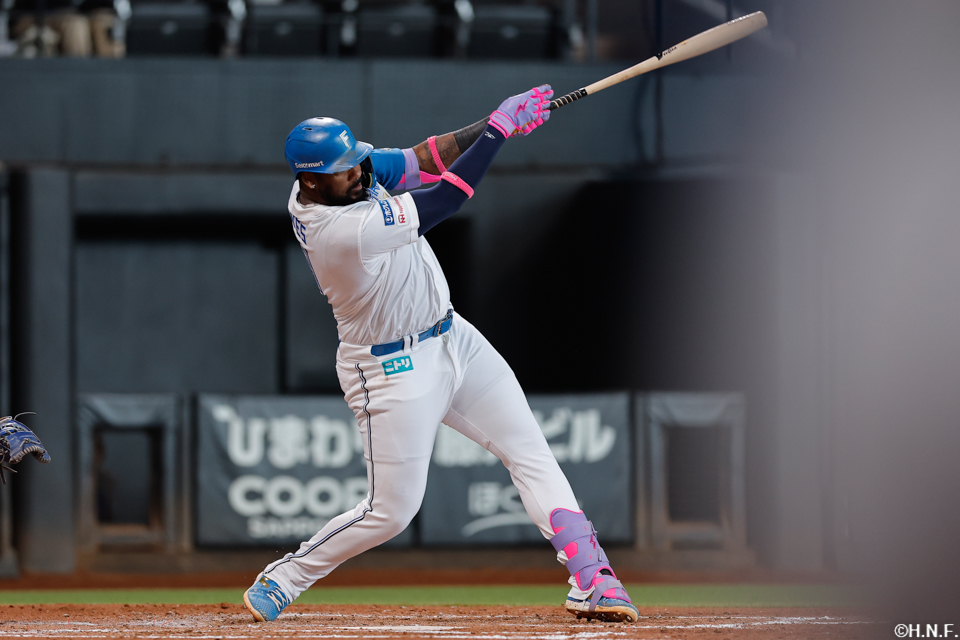 3回裏、センターへ2ランを放つレイエス選手01