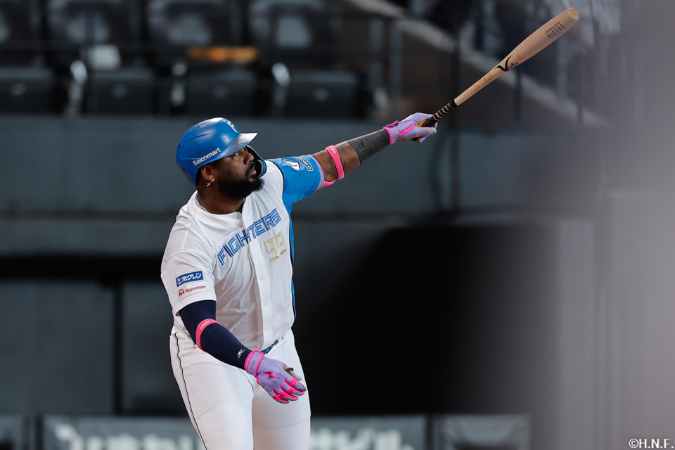 3回裏、センターへ2ランを放つレイエス選手02