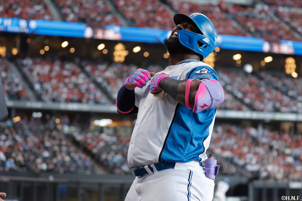 3回裏、センターへ2ランを放つレイエス選手03