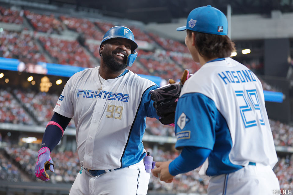 3回裏、センターへ2ランを放つレイエス選手04