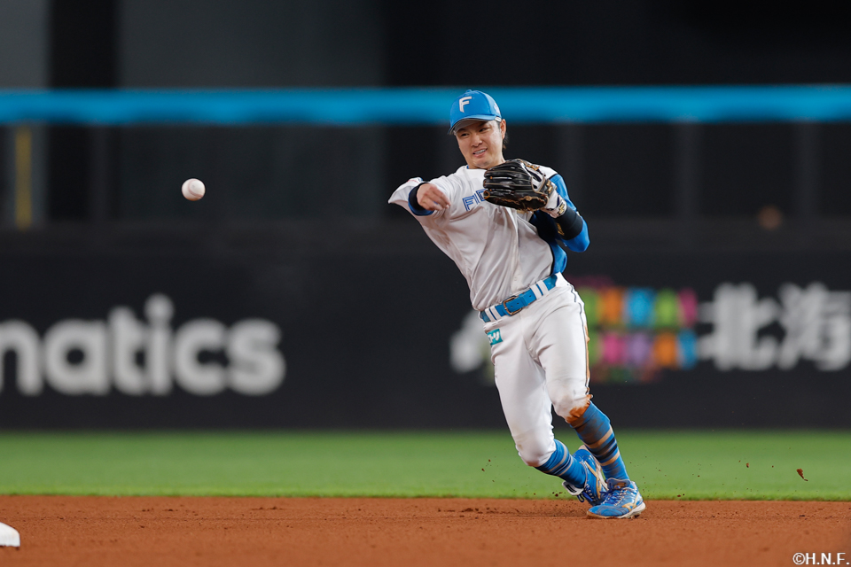 4回表、一塁へ送球する奈良間選手