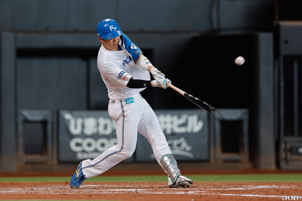 4回裏、レフトへ本塁打を放つ郡司選手