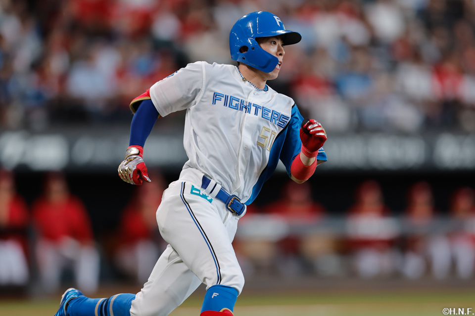 4回裏、ライトへ二塁打を放った五十幡選手01