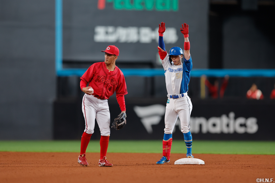 4回裏、ライトへ二塁打を放った五十幡選手02