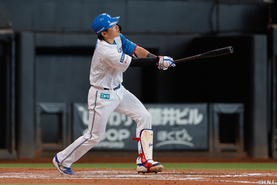 7回裏、センターへ適時三塁打を放つ野村選手01