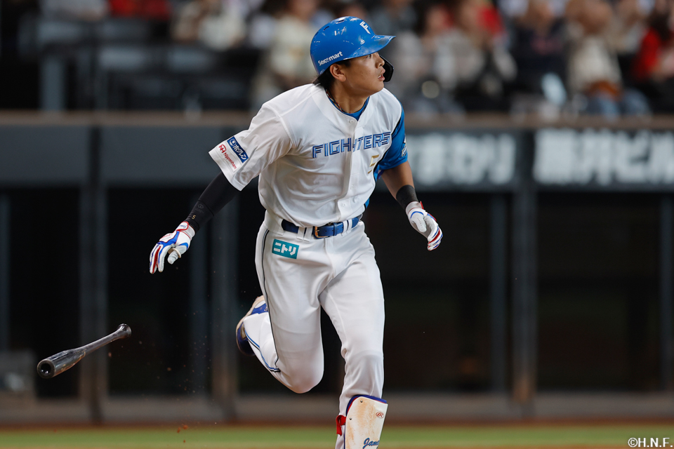 7回裏、センターへ適時三塁打を放つ野村選手02