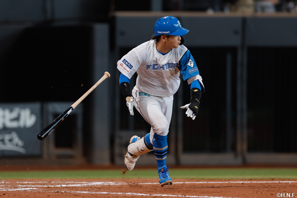 8回裏、レフトへヒットを放つ奈良間選手
