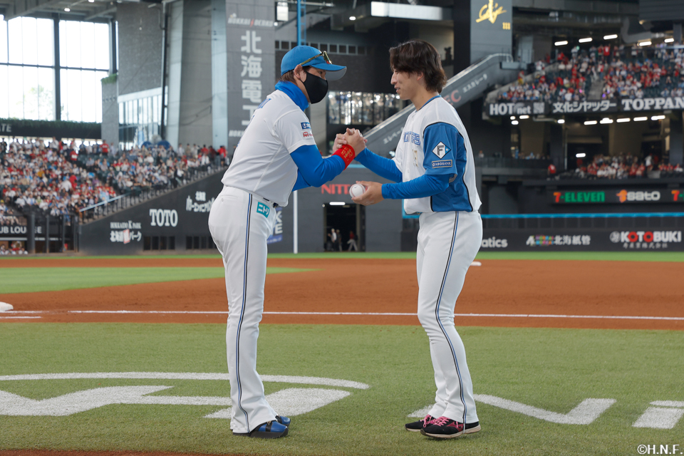 細野投手と新庄監督03